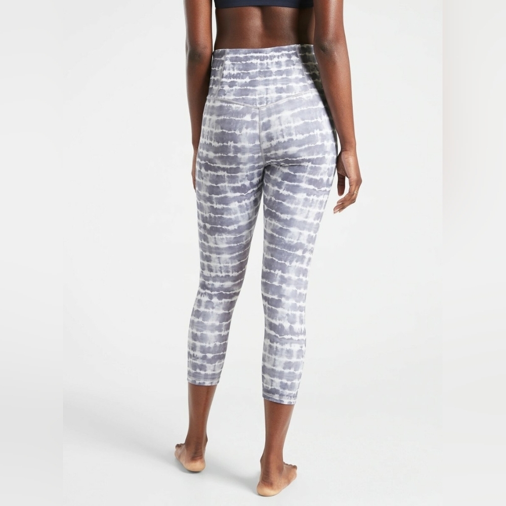ATHLETA Elation Printed Capri Tight Leggings Tahiti Muted Lilac Gray Small - Picture 2 of 5